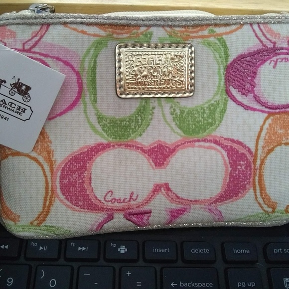 COACH Poppy Small Wristlet - Picture 2 of 4